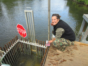 Emily counting fish at the cage gate Photo by Kaasan Braendel